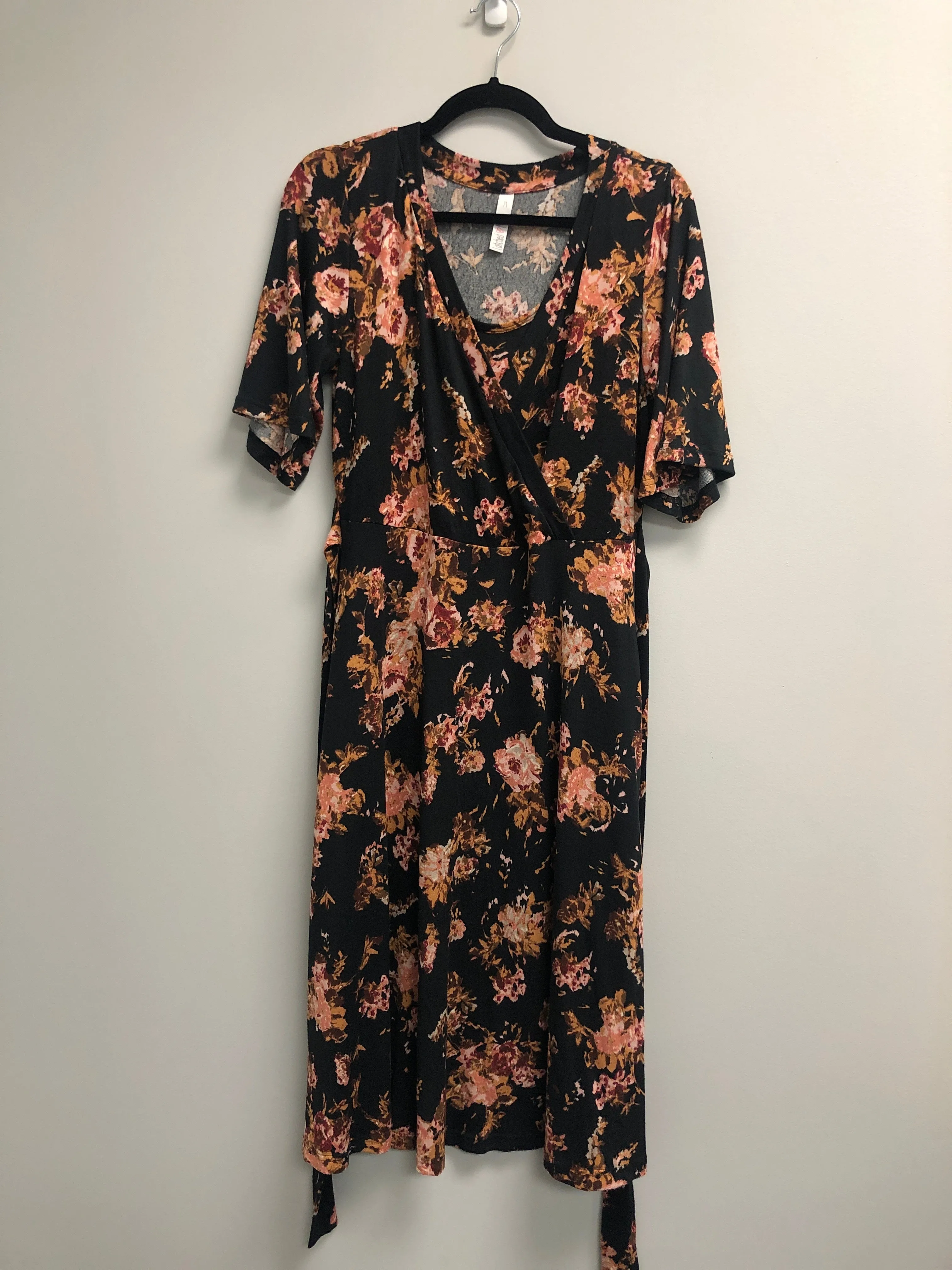 Outlet 6939 - Latched Mama Nursing Midi Wrap Dress - Raven Bouquet - Medium